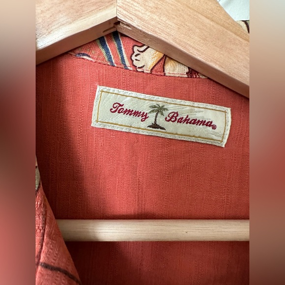 Tommy Bahama - size small - 100% silk - Picture 2 of 4